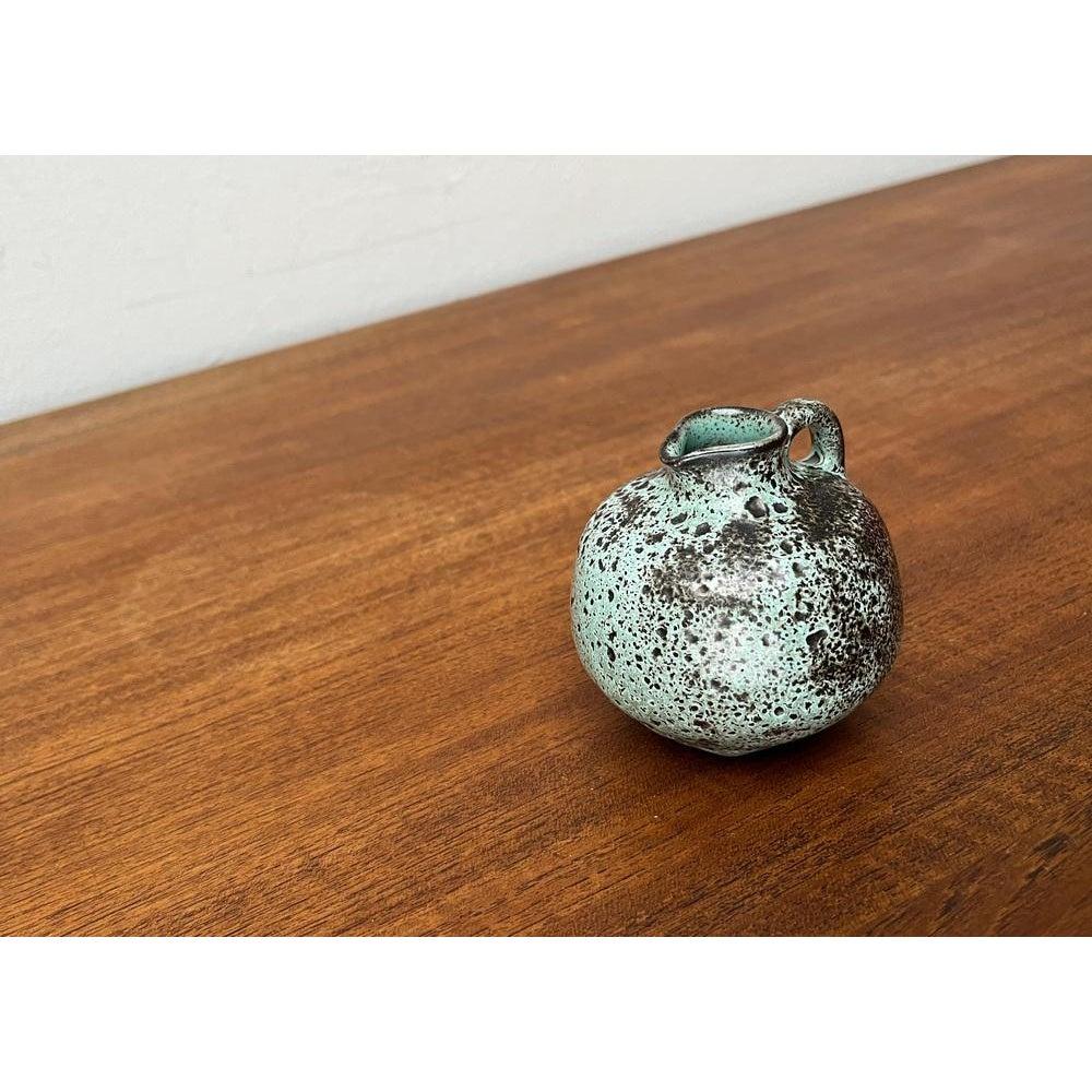 Mid-Century moderno Vaso a caraffa in Studio Pottery tedesco di metà secolo di Monika Maetzel, 1960 in vendita