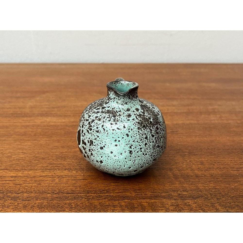 Vaso a caraffa in Studio Pottery tedesco di metà secolo di Monika Maetzel, 1960 In condizioni ottime in vendita a Hamburg, DE