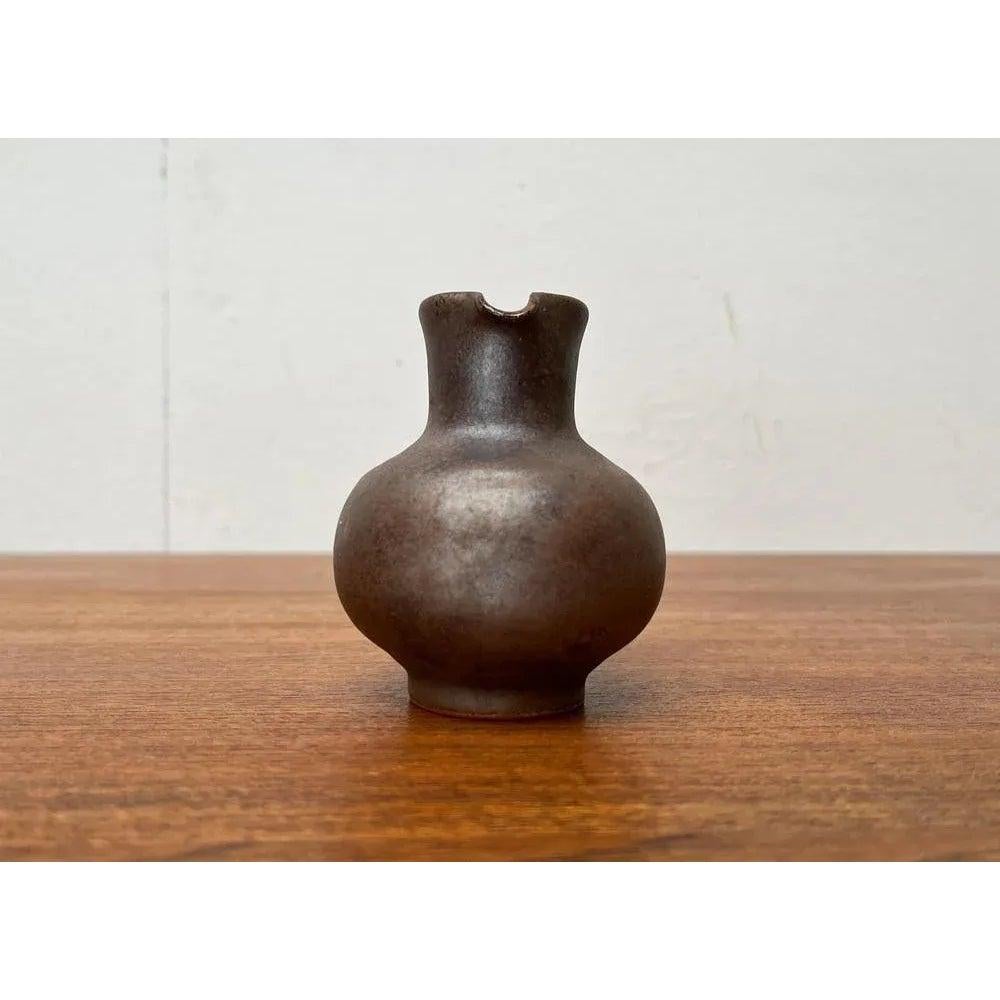 Vaso a caraffa in Studio Pottery di Rainer Doss, 1960, in ottime condizioni. Progettato tra il 1960 e il 1969 Questo pezzo ha un marchio di attribuzione.

Informazioni aggiuntive:
Materiali: Ceramica
Colore: marrone
Stili: Medioevo Moderno
Paese di
