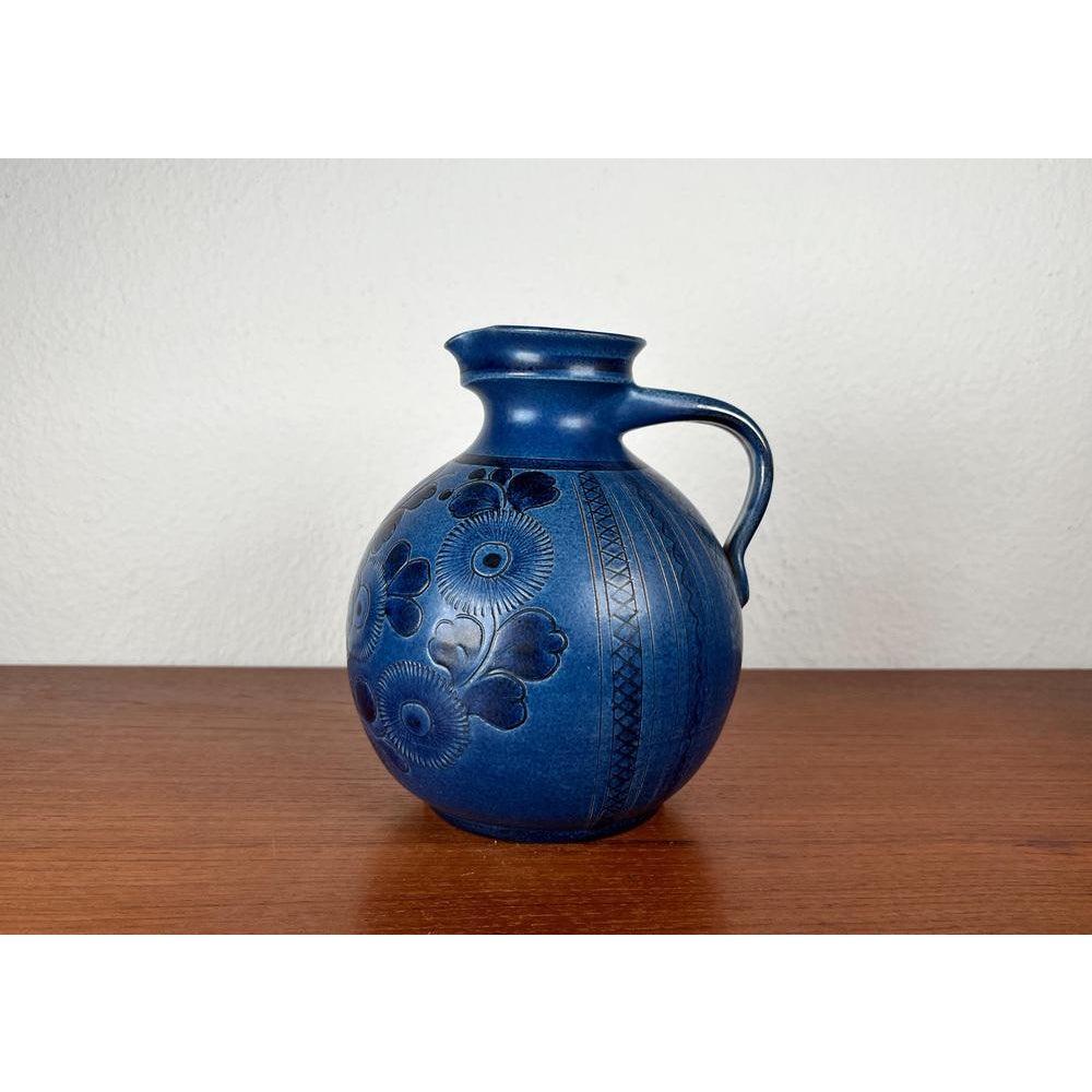 Vaso a caraffa in Studio Pottery di Wilhelm Kagel, Partenkirchen, 1960, in ottime condizioni. Progettato tra il 1960 e il 1969 Questo pezzo ha un marchio di attribuzione.

Informazioni aggiuntive:
Materiali: Ceramica
Colore: blu
Stili: Medioevo