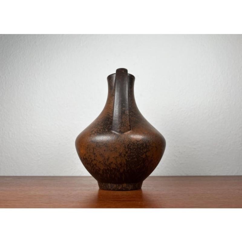 Vaso a caraffa in Studio Pottery di Fritz Van Daalen, anni '60, in ottime condizioni. Progettato tra il 1960 e il 1969 Questo pezzo ha un marchio di attribuzione.

Informazioni aggiuntive:
Materiali: Ceramica
Colore: marrone
Stili: Moderno,