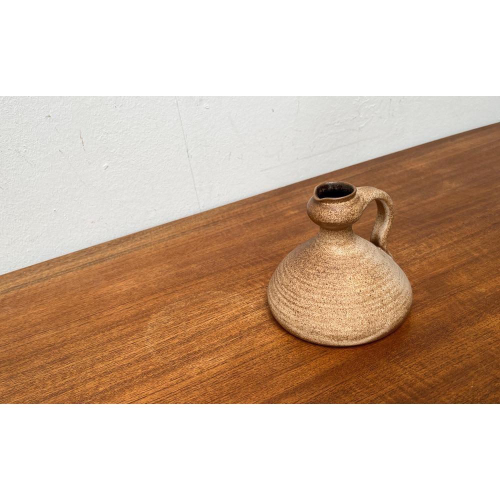 Vaso a caraffa in Studio Pottery tedesco di metà secolo di Petra Töpferei, anni '60, in ottime condizioni. Progettato tra il 1960 e il 1969 Questo pezzo ha un marchio di attribuzione.

Informazioni aggiuntive:
Materiali: Ceramica
Colore: