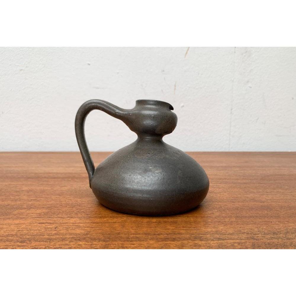 Jarrón jarra de Studio Pottery alemán de mediados de siglo de Petra Töpferei, década de 1960, en muy buen estado. Diseñado de 1960 a 1969 Esta pieza tiene una marca de atribución.

Más información:
Materiales: Cerámica
Color: Marrón
Estilos: Moderno