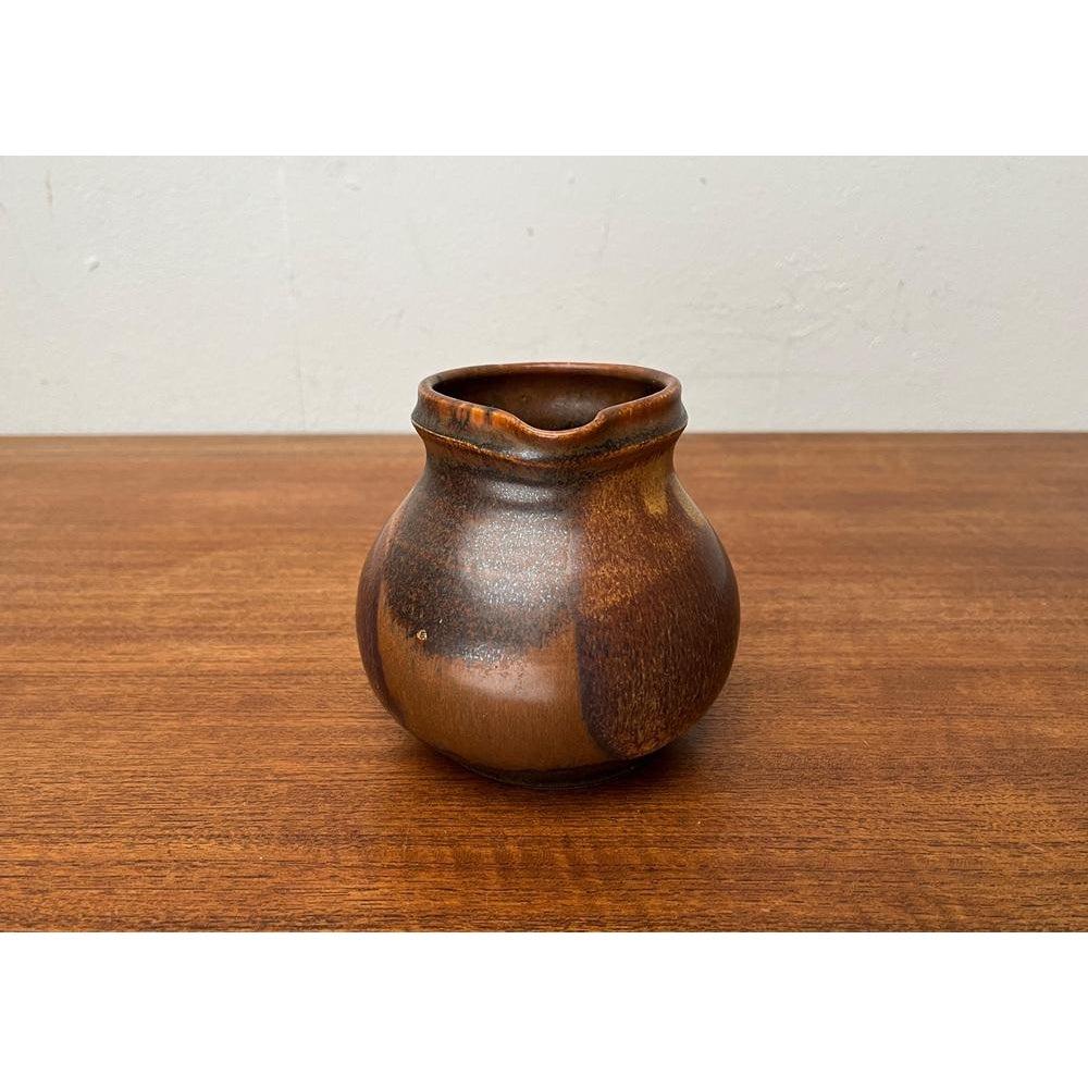 Vaso a caraffa in Studio Pottery di Till Sudeck, anni '60, in ottime condizioni. Progettato tra il 1960 e il 1969 Questo pezzo ha un marchio di attribuzione.

Informazioni aggiuntive:
Materiali: Ceramica
Colore: marrone
Stili: Medioevo Moderno
Paese