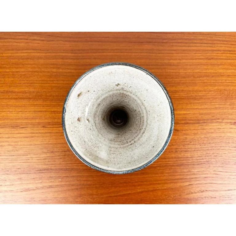 Vaso a calice in Studio Pottery di Janne Reckert Cordua, 1960, in ottime condizioni. Progettato tra il 1960 e il 1969 Questo pezzo ha un marchio di attribuzione.

Informazioni aggiuntive:
Materiali: Ceramica
Colore: blu
Stili: Medioevo Moderno
Paese