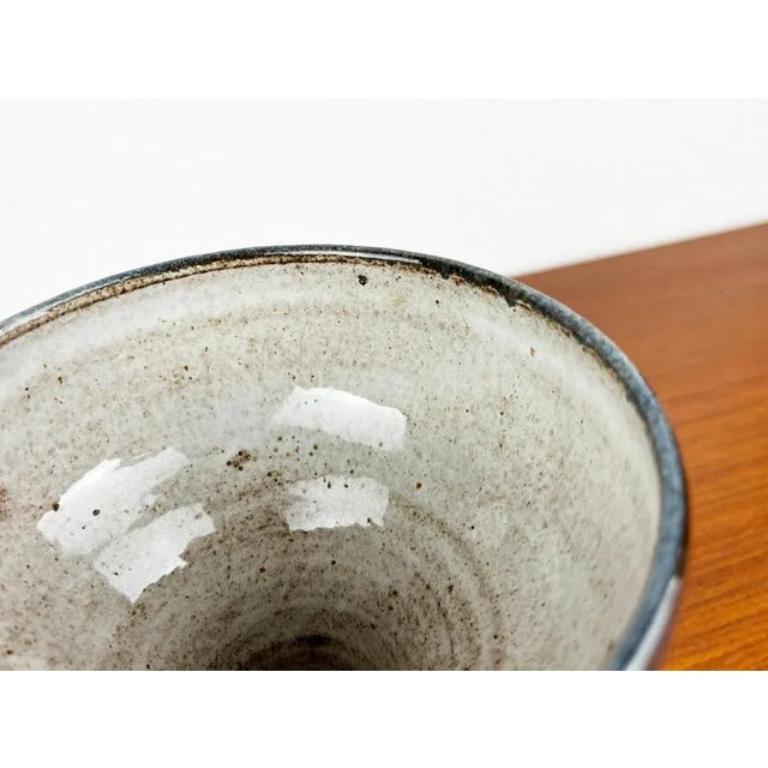 Vaso a calice di metà secolo in Studio Pottery tedesco di Janne Reckert Cordua, anni '60 In condizioni ottime in vendita a Hamburg, DE