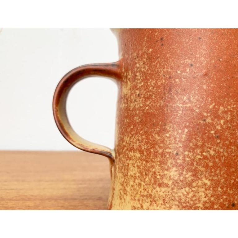 Mid-Century German Studio Pottery Jug by Renate and Hans Heckmann, 1970s, in Very Good conditions. Designed 1970 to 1979 This piece has an attribution mark.

Additional information:
Materials: Ceramic
Style: Mid-Century Modern
Country of Origin:
