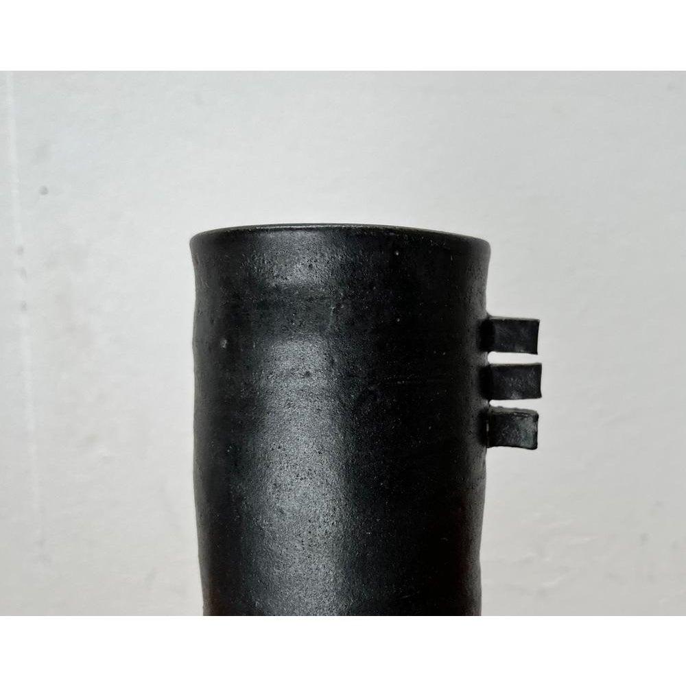 Mid-Century German Studio Pottery Minimalist Vase, 1960er Jahre, in sehr gutem Zustand. Entworfen 1960 bis 1969.

Zusätzliche Informationen:
MATERIALIEN: Keramik
Farbe: Schwarz
Stile: Moderne Mitte des Jahrhunderts, Minimalismus
Herkunftsland: