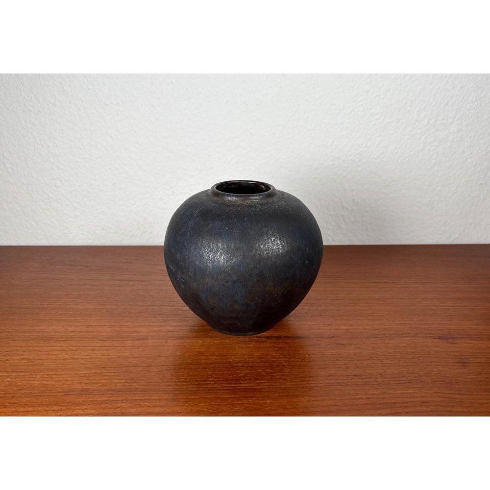 Mid-Century German Studio Pottery Minimalist Vase by Gisela Meyer Kaufmann for Eulen Töpferei, Worspwede, 1960s, in Very Good conditions. Designed 1960 to 1969 This piece has an attribution mark.

Additional information:
Materials: Ceramic
Color: