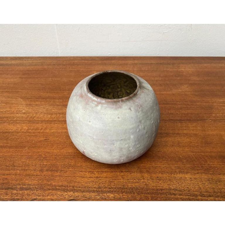 Minimalistische deutsche Studio-Keramik-Vase aus der Mitte des Jahrhunderts von Lu und Gerd Grove, 1961 im Angebot 6