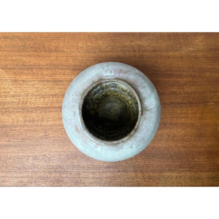 Mid-Century German Studio Pottery Minimalist Vase von Lu und Gerd Grove, 1961, in sehr gutem Zustand. Entworfen 1960 bis 1969 Dieses Stück hat eine Zuordnungsmarke.

Zusätzliche Informationen:
MATERIALIEN: Keramik
Stil: Moderne Mitte des