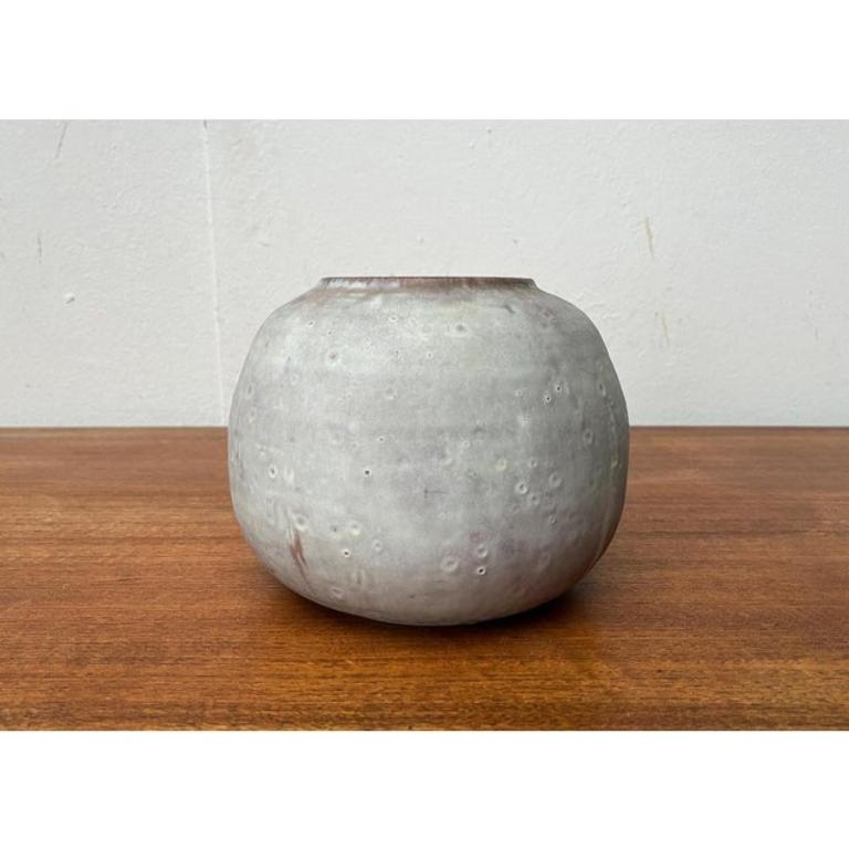 Minimalistische deutsche Studio-Keramik-Vase aus der Mitte des Jahrhunderts von Lu und Gerd Grove, 1961 im Angebot 2