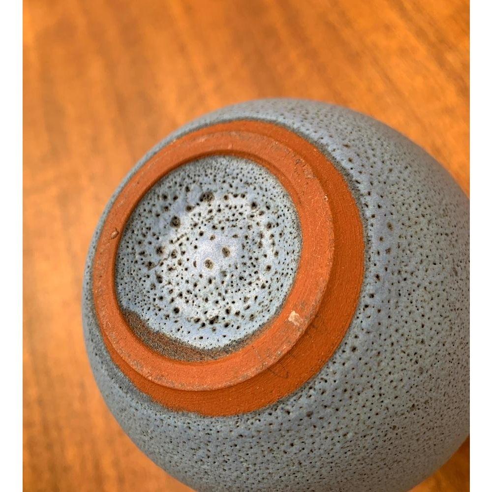 Minimalistische Vase aus deutscher Studio Pottery der Jahrhundertmitte vom Töpferhof Römhild, 1960er Jahre im Angebot 3