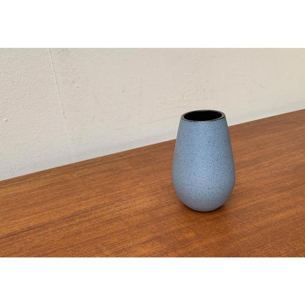 Mid-Century German Studio Pottery Minimalist Vase von Töpferhof Römhild, 1960er Jahre, in sehr gutem Zustand. Entworfen 1960 bis 1969 offizieller Echtheitsnachweis wie z. B. Vintage-Kataloge, Designer-Aufzeichnungen.

Zusätzliche
