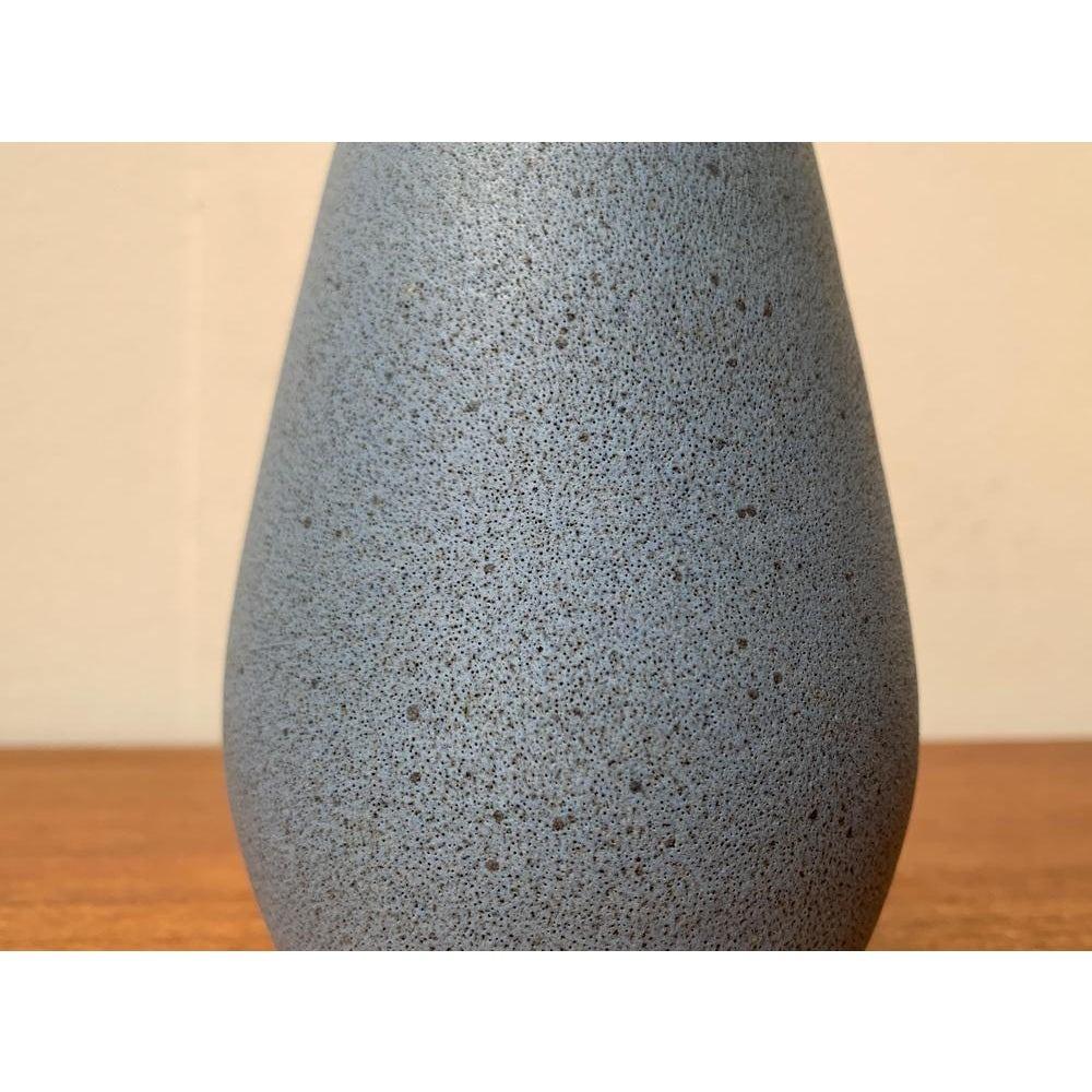 Minimalistische Vase aus deutscher Studio Pottery der Jahrhundertmitte vom Töpferhof Römhild, 1960er Jahre (Moderne der Mitte des Jahrhunderts) im Angebot