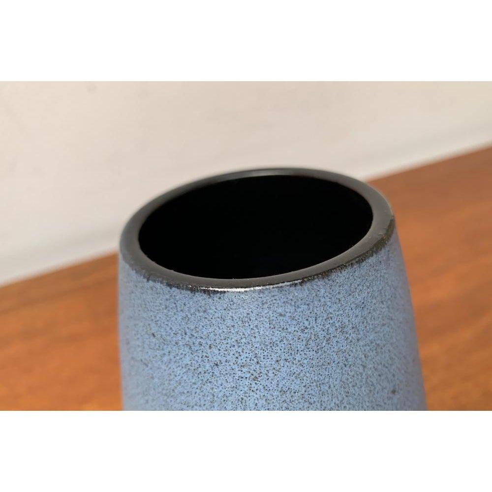 Minimalistische Vase aus deutscher Studio Pottery der Jahrhundertmitte vom Töpferhof Römhild, 1960er Jahre (Deutsch) im Angebot