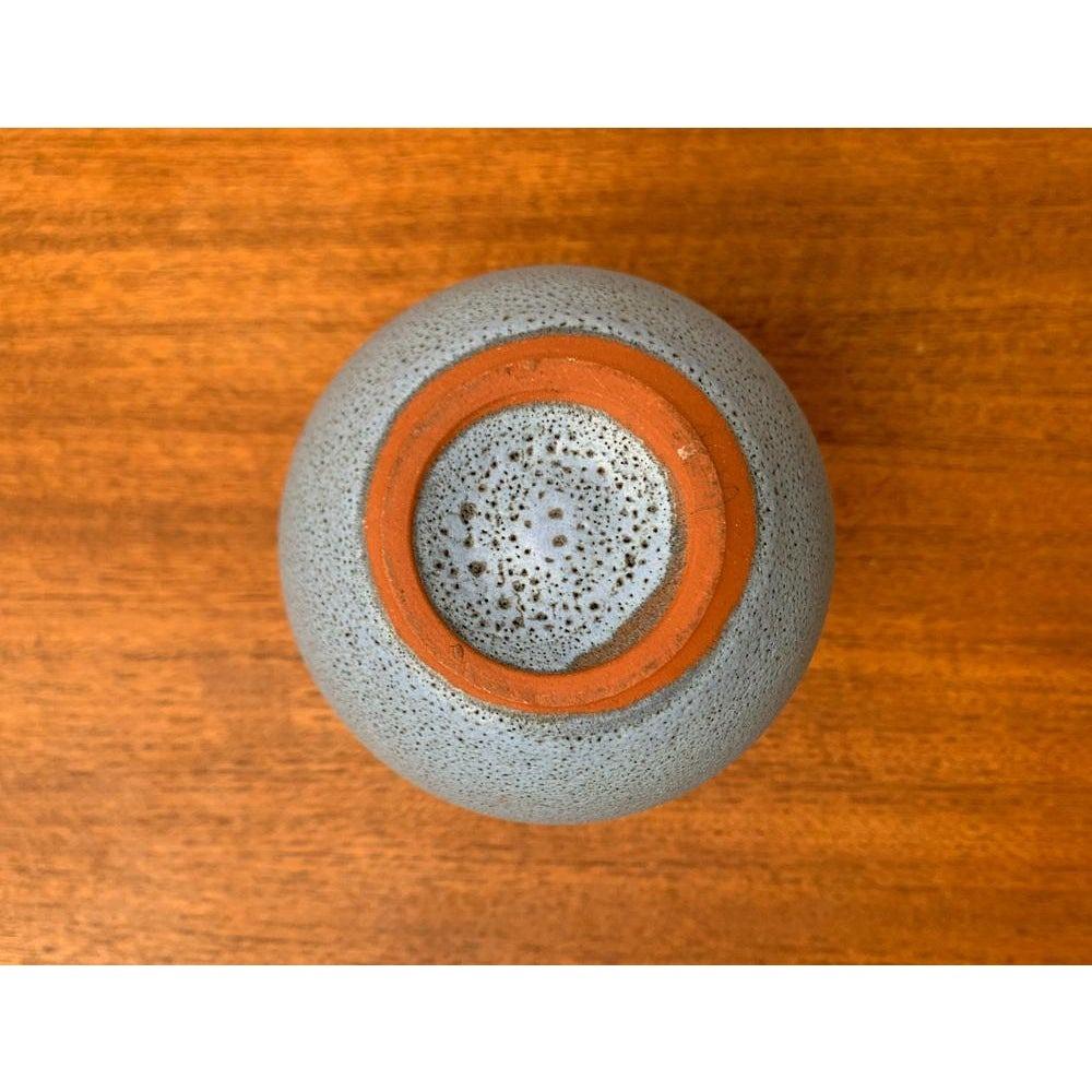 Minimalistische Vase aus deutscher Studio Pottery der Jahrhundertmitte vom Töpferhof Römhild, 1960er Jahre (Keramik) im Angebot
