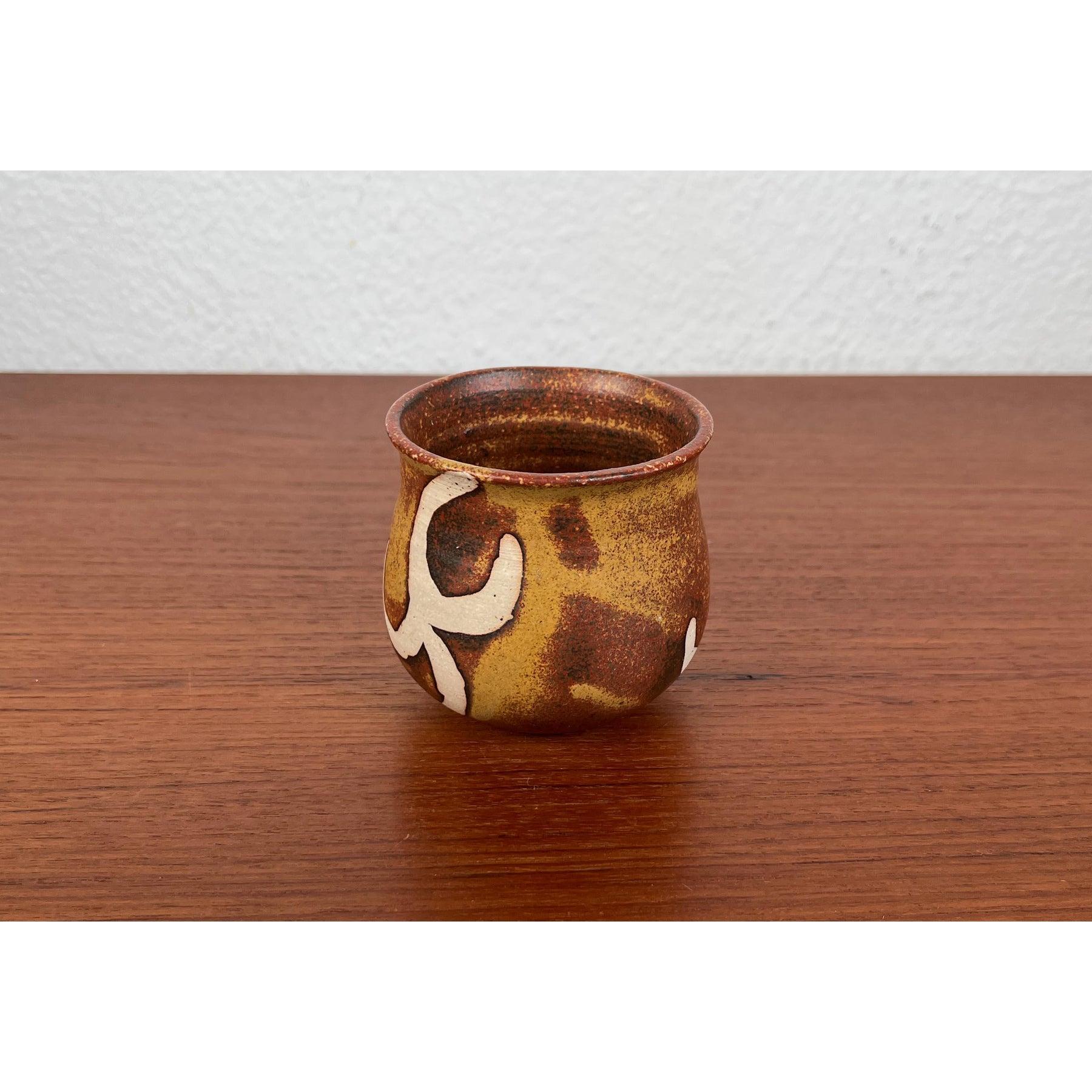 Vaso a caraffa piccolo di Studio Pottery tedesco di metà secolo, anni '60, in ottime condizioni. Progettato dal 1960 al 1969

Informazioni aggiuntive:
Materiali: Ceramica
Colore: marrone
Stili: Medioevo Moderno
Paese di origine: Germania
Tipo di