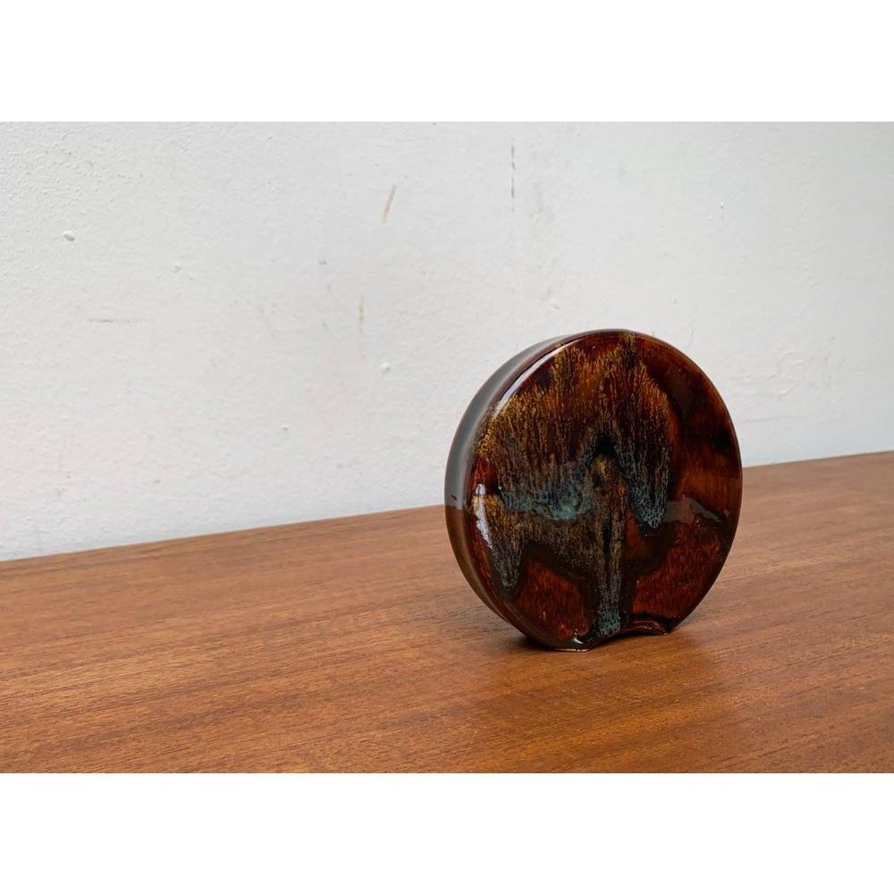 Vaso di Studio Pottery tedesco di metà secolo di Till Sudeck, anni '60, in ottime condizioni. Progettato tra il 1960 e il 1969 Questo pezzo ha un marchio di attribuzione.

Informazioni aggiuntive:
Materiali: Ceramica
Colore: marrone
Stili: Medioevo