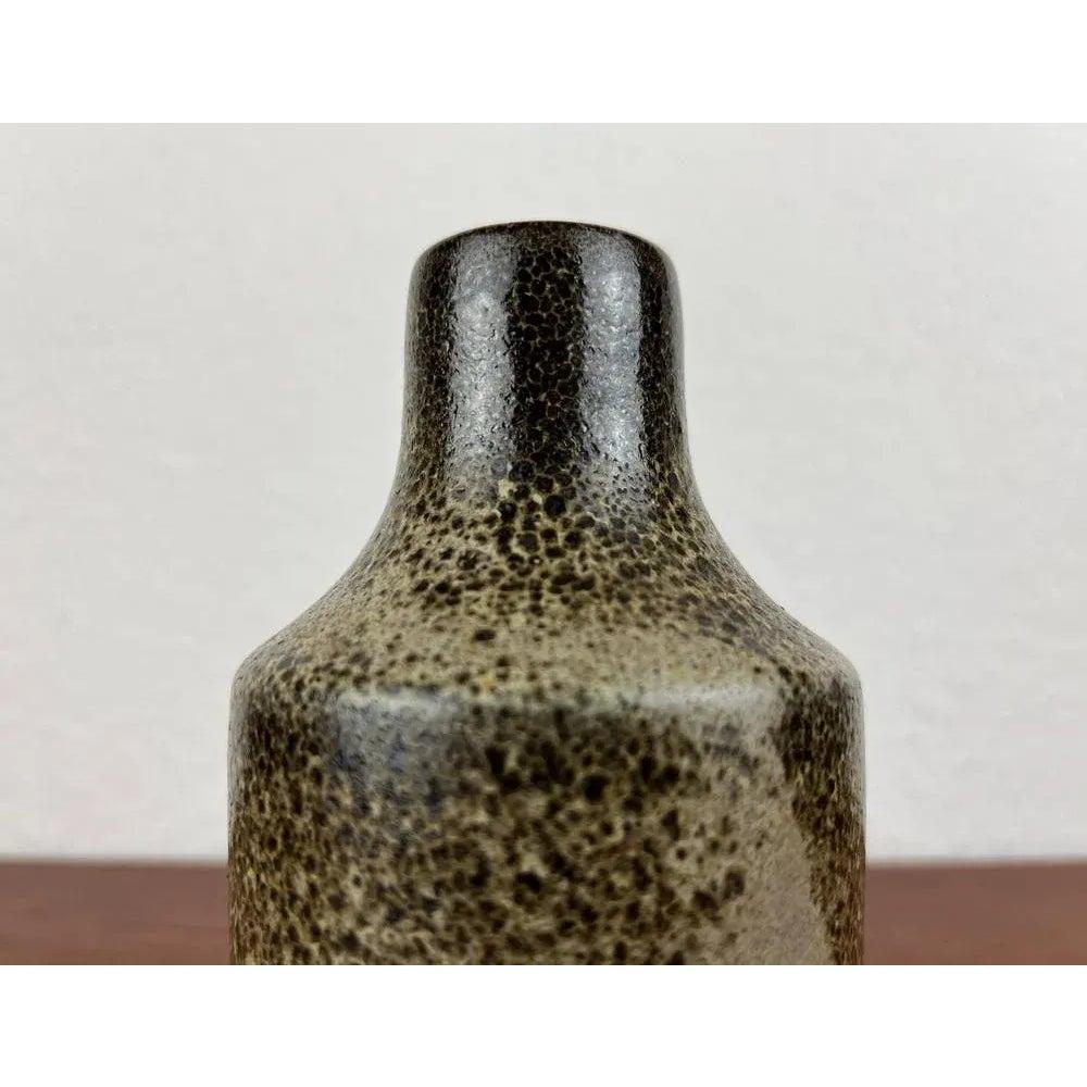 Vaso di Studio Pottery tedesco di metà secolo di Barbara Stehr, anni '60, in ottime condizioni. Progettato tra il 1960 e il 1969 Questo pezzo ha un marchio di attribuzione.

Informazioni aggiuntive:
Materiali: Ceramica
Colore: marrone
Stili: