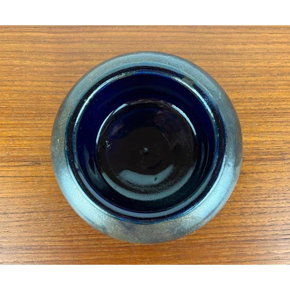 Vaso di Studio Pottery tedesco di metà secolo di Barbara Stehr, anni '60, in ottime condizioni. Progettato tra il 1960 e il 1969 Questo pezzo ha un marchio di attribuzione.

Informazioni aggiuntive:
Materiali: Ceramica
Colore: blu
Stili: Medioevo