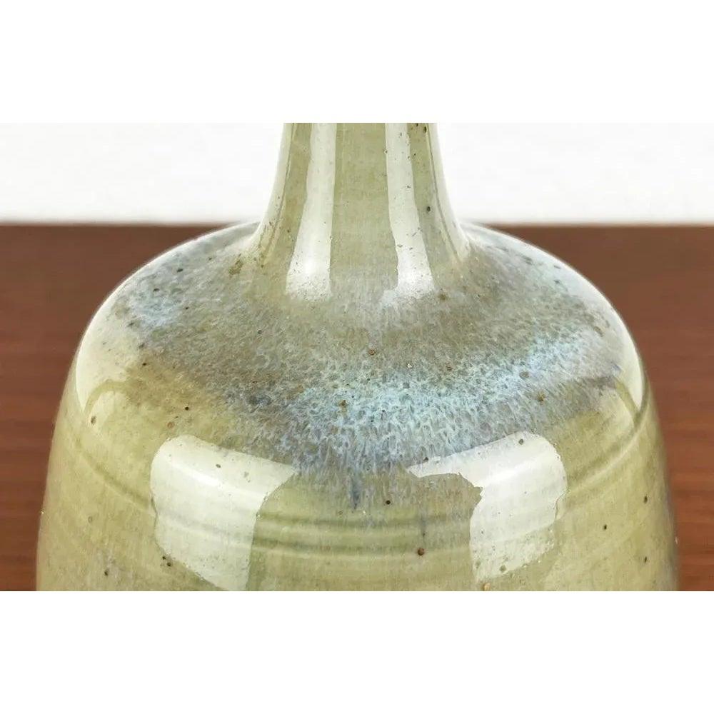 Jarrón de Studio Pottery alemán de mediados de siglo, de Görge Hohlt para Werkstatt Hohlt, Katzbach, años 60, en muy buen estado. Diseñado de 1960 a 1969 Esta pieza tiene una marca de atribución.

Más información:
Materiales: Cerámica
Color: