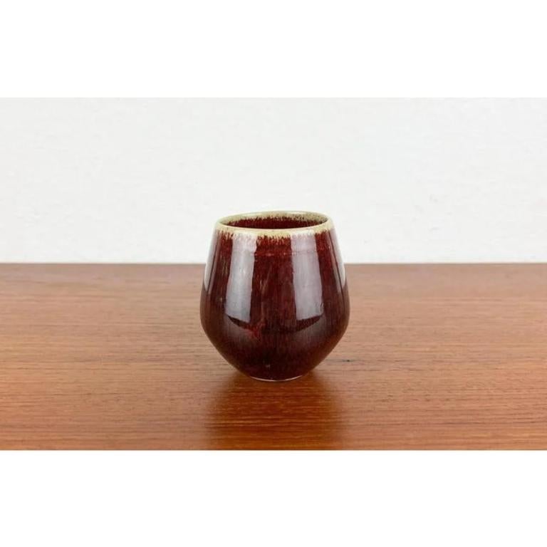 Vaso in Studio Pottery di Hildegard e Peter Delius per Hamelner Kunsttöpferei, 1960, in ottime condizioni. Progettato tra il 1960 e il 1969 Questo pezzo ha un marchio di attribuzione.

Informazioni aggiuntive:
Materiali: Ceramica
Colore: