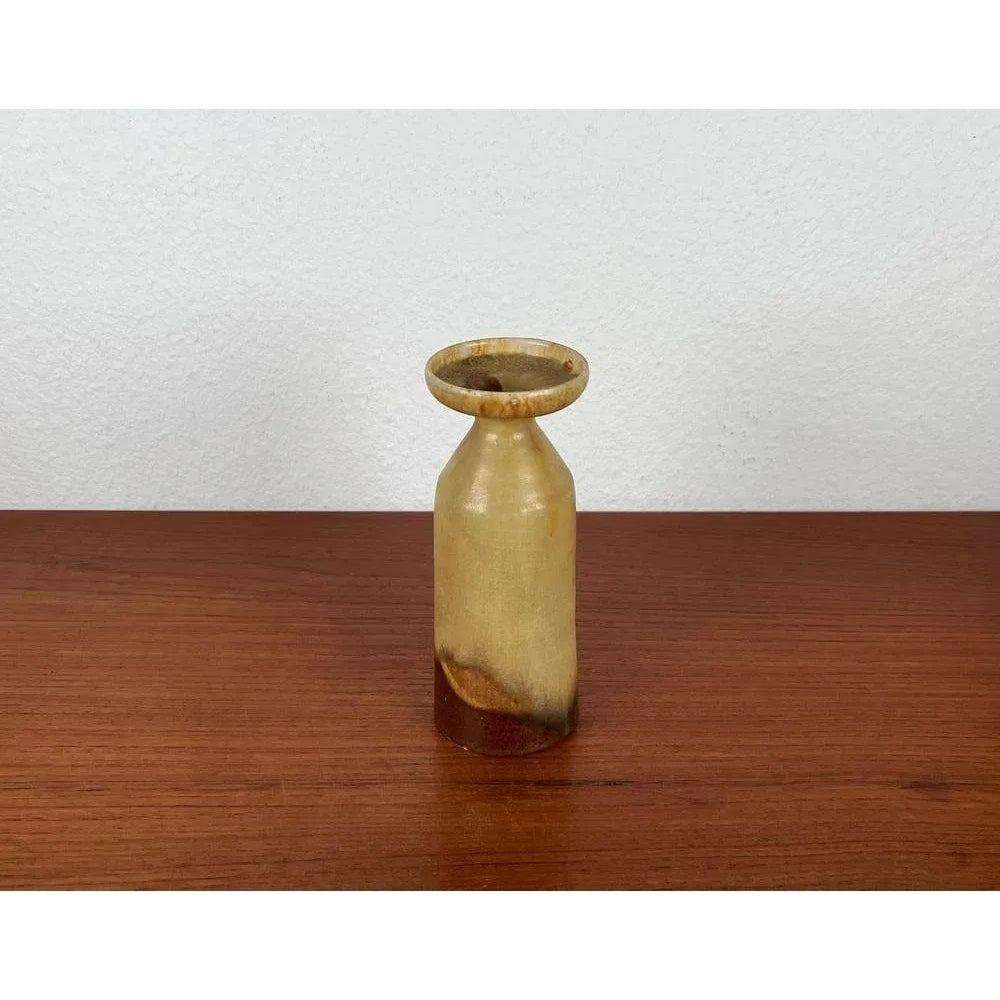 Vaso di Studio Pottery tedesco di metà secolo di Ilse Ludwig-Korbel, anni '60, in ottime condizioni. Progettato tra il 1960 e il 1969 Questo pezzo ha un marchio di attribuzione.

Informazioni aggiuntive:
Materiale: Ceramica
Stili: Medioevo