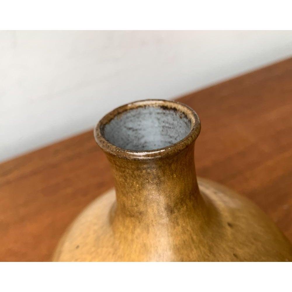 Jarrón de Studio Pottery alemán de mediados de siglo de Janne Reckert-Cordua, Sylt Keramik, años 60, en muy buen estado. Diseñado de 1960 a 1969 Esta pieza tiene una marca de atribución.

Más información:
Materiales: Cerámica
Estilo: Moderno de