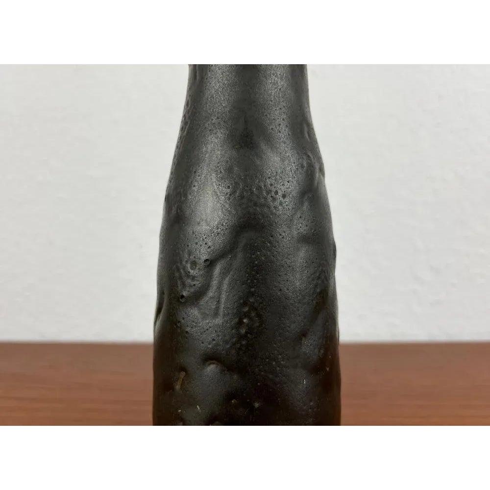 Vaso di Studio Pottery tedesco di metà secolo di Janne Reckert Cordua, anni '60, in ottime condizioni. Progettato tra il 1960 e il 1969 Questo pezzo ha un marchio di attribuzione.

Informazioni aggiuntive:
Materiale: Ceramica
Colore: nero
Stili: