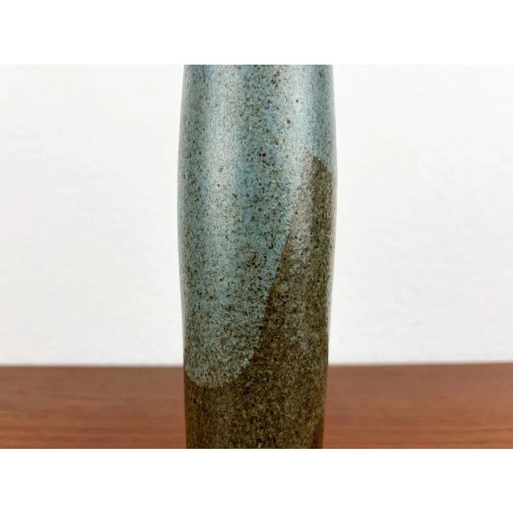 Vase en poterie de studio allemand du milieu du siècle par Janne Reckert-Cordua, années 1960, en très bon état. Conçue de 1960 à 1969 Cette pièce porte une marque d'attribution.

Informations complémentaires :
Matériaux : Céramique
Style : Moderne