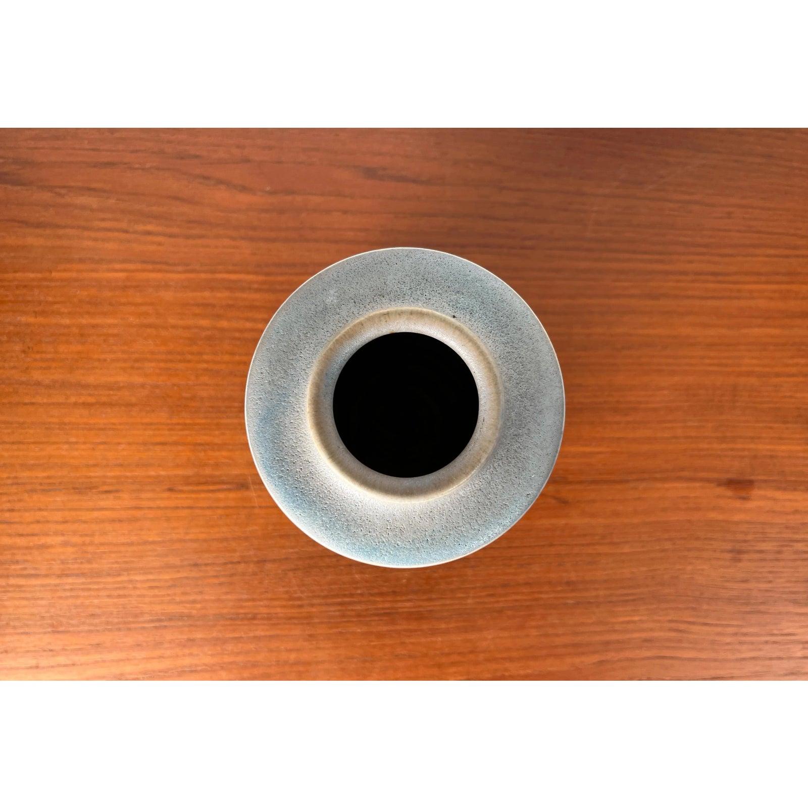 Vaso di Studio Pottery tedesco di metà secolo di Karin e Walther Zander, anni '60, in ottime condizioni. Progettato tra il 1960 e il 1969 Questo pezzo ha un marchio di attribuzione.

Informazioni aggiuntive:
Materiali: Ceramica
Colore: blu
Stili: