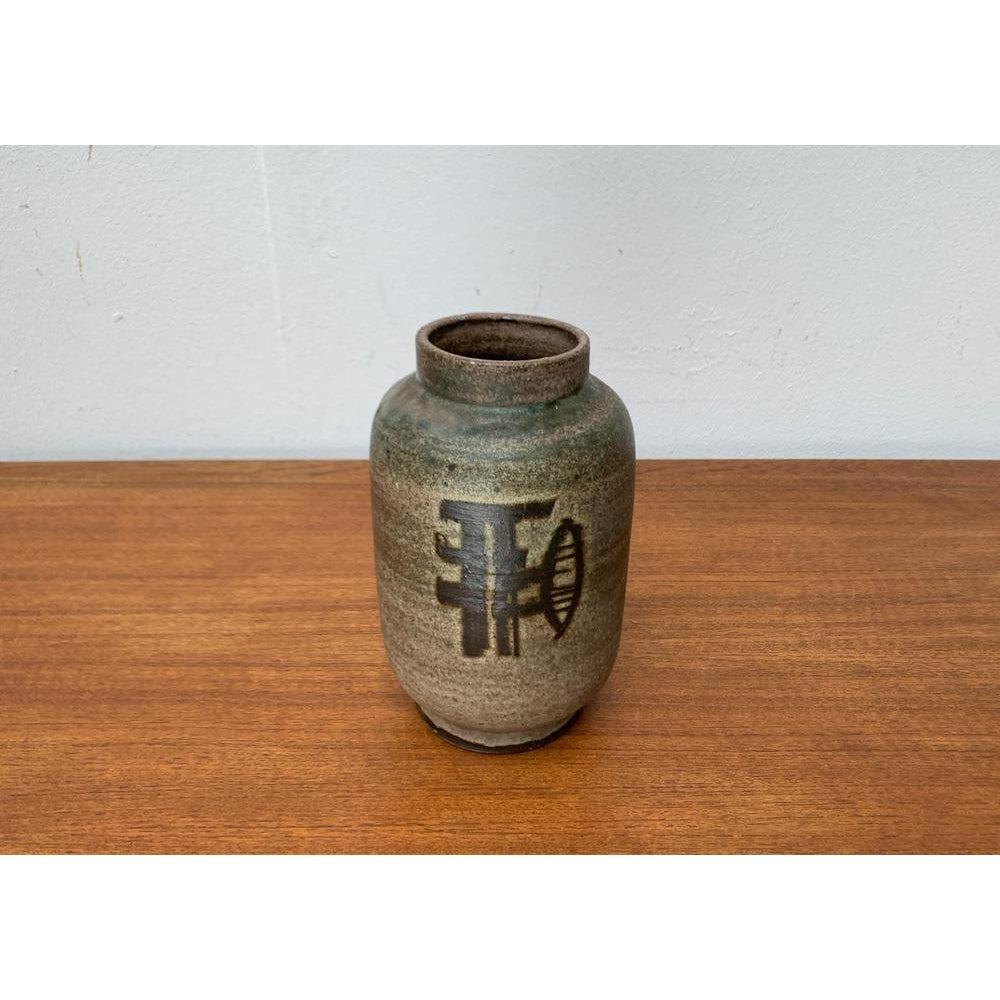 Vaso di Studio Pottery tedesco di metà secolo di Karl Jüttner, Saalfeld, anni '60, in ottime condizioni. Progettato dal 1960 al 1969. Questo pezzo ha un marchio di attribuzione, sono sicuro che sia completamente autentico e mi assumo la piena
