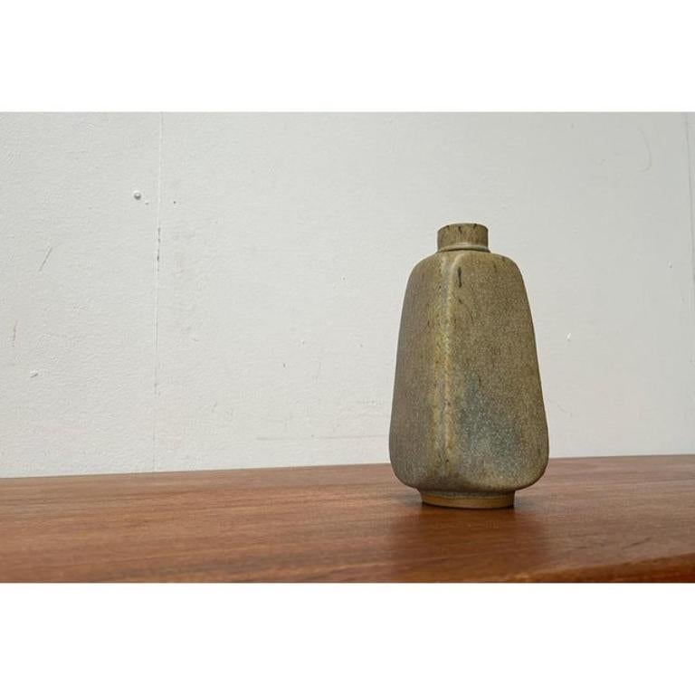 Vaso in Studio Pottery di Liebfriede Bernstiel, 1960, in ottime condizioni. Progettato tra il 1960 e il 1969 Questo pezzo ha un marchio di attribuzione.

Informazioni aggiuntive:
Materiali: Ceramica
Stile: Moderno di metà secolo, Minimalista
Paese