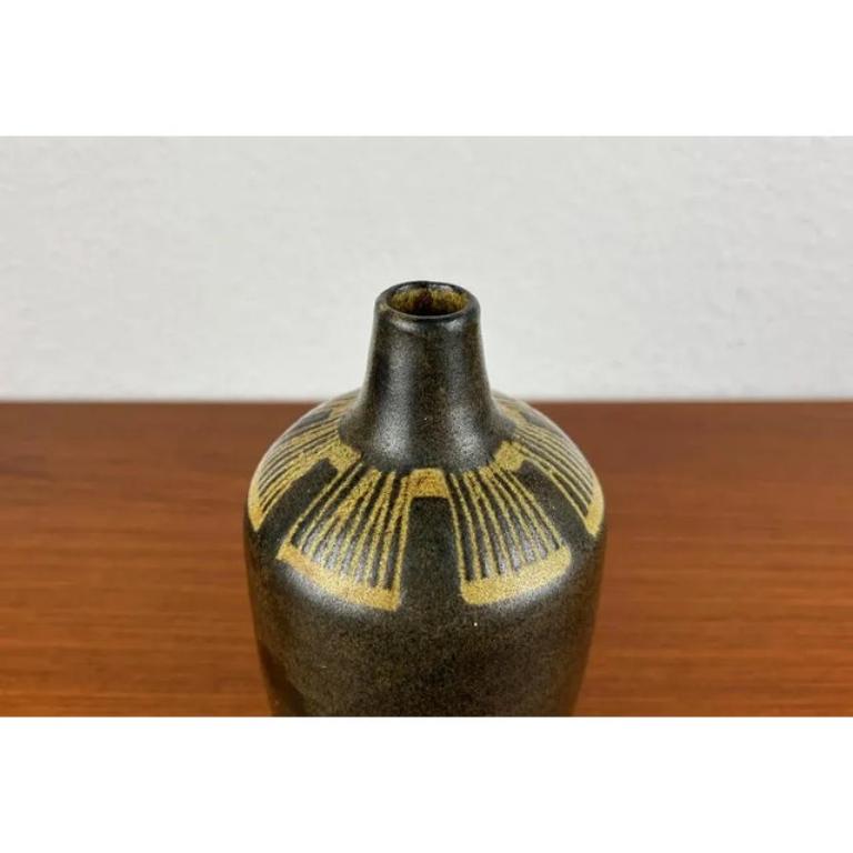 Vaso di Studio Pottery tedesco di metà secolo di Luise Duncker, anni '60, in ottime condizioni. Progettato tra il 1960 e il 1969 Questo pezzo ha un marchio di attribuzione.

Informazioni aggiuntive:
Materiali: Ceramica
Stile: Medioevo Moderno
Paese