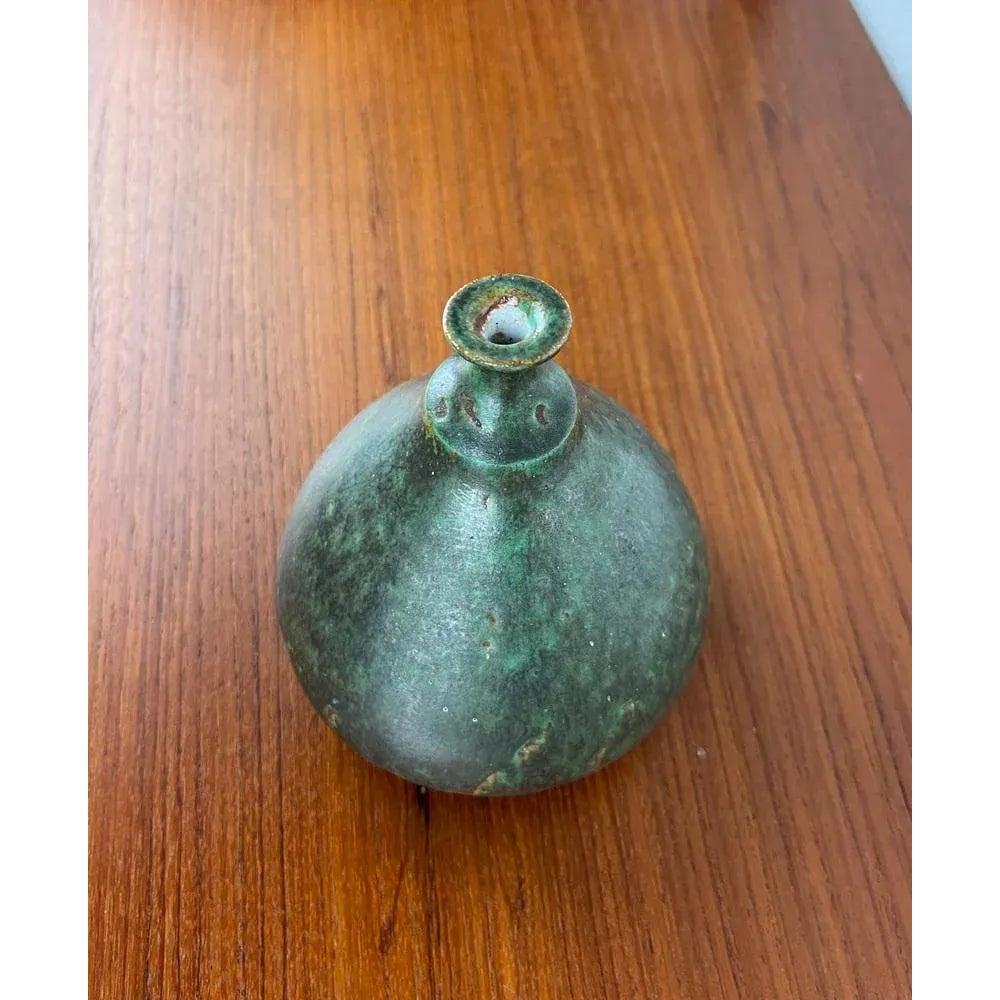 Vaso di Studio Pottery di Meike Falck Nicolaisen, 1960, in ottime condizioni. Progettato tra il 1960 e il 1969 Questo pezzo ha un marchio di attribuzione.

Informazioni aggiuntive:
Materiali: Ceramica
Colore: verde
Stili: Medioevo Moderno
Paese di