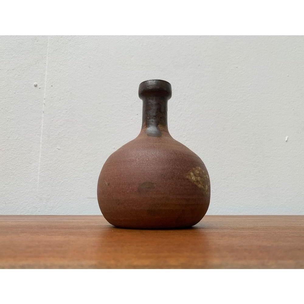 Vase en poterie de studio allemand du milieu du siècle par Melitta Teubner, années 1960, en très bon état. Conçue de 1960 à 1969 Cette pièce porte une marque d'attribution.

Informations complémentaires :
Matériaux : Céramique
Couleur : Beige
Styles