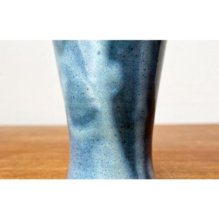 Vaso di Studio Pottery di Monika Maetzel, 1960, in ottime condizioni. Progettato tra il 1960 e il 1969 Questo pezzo ha un marchio di attribuzione.

Informazioni aggiuntive:
Materiali: Ceramica
Colore: blu
Stili: Medioevo Moderno
Paese di origine:
