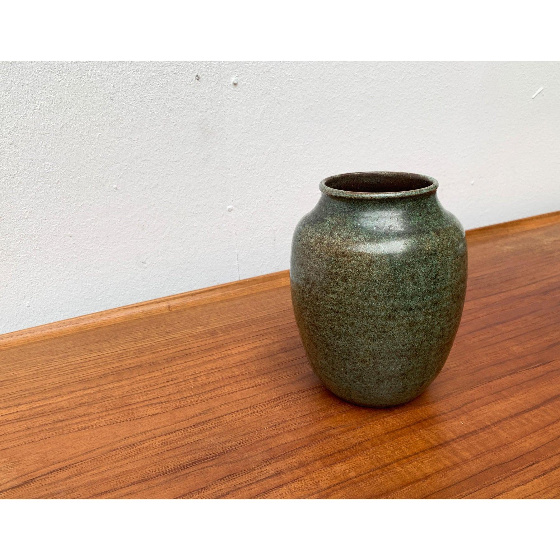 Vaso di Studio Pottery di Neuenburg, anni '60, in ottime condizioni. Progettato dal 1960 al 1969.

Informazioni aggiuntive:
Materiali: Ceramica
Colore: verde
Stili: Medioevo Moderno
Paese di origine: Germania
Tipo di articolo: Vintage, Antico o