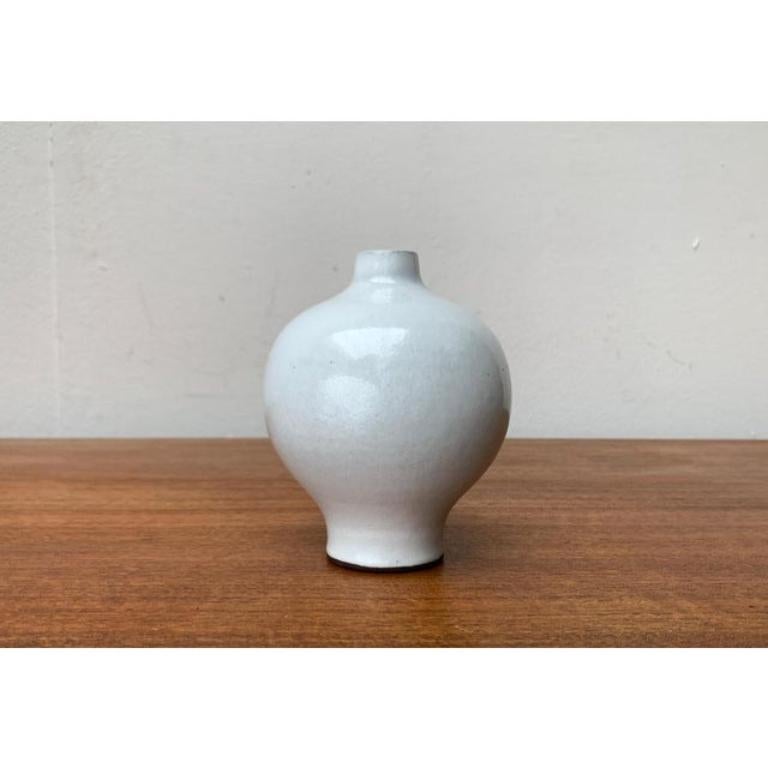 Jarrón de Studio Pottery alemán de mediados de siglo de BKW Böttger Keramik Wandsbek, década de 1960, en muy buen estado. Diseñado de 1960 a 1969 Esta pieza tiene una marca de atribución.

Más información:
Materiales: Cerámica
Estilo: Moderno de