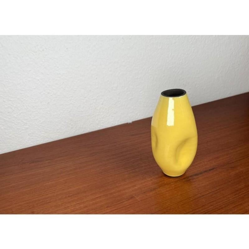 Jarrón de Studio Pottery alemán de mediados de siglo de BKW Böttger Keramik Wandsbek, década de 1960, en muy buen estado. Diseñado de 1960 a 1969 Esta pieza tiene una marca de atribución,
Existen pruebas oficiales de autenticidad, como catálogos