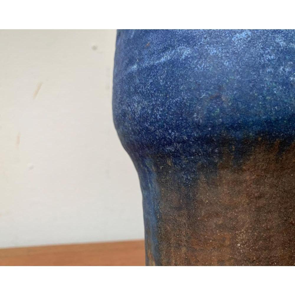 Vaso di Studio Pottery tedesco di metà secolo di Karlsruhe Majolika, anni '60, in ottime condizioni. Progettato dal 1960 al 1969. Questo pezzo ha un marchio di attribuzione, sono sicuro che sia completamente autentico e mi assumo la piena