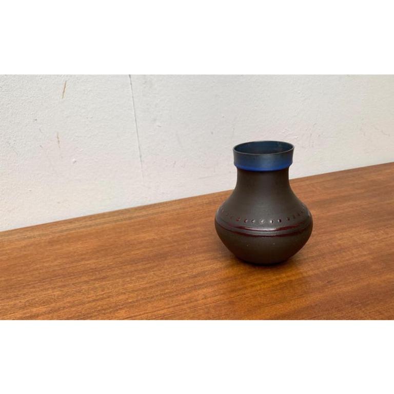 Mid-Century German Studio Pottery Vase from Pottery Bücking Börnsen, Cuxhaven, 1960s, in Very Good conditions. Designed 1960 to 1969 This piece has an attribution mark.

Additional information:
Materials: Ceramic
Style: Mid-Century Modern
Country of