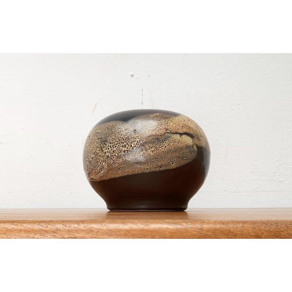 Vaso di Studio Pottery tedesco di metà secolo di Till Sudeck, anni '60, in ottime condizioni. Progettato tra il 1960 e il 1969 Questo pezzo ha un marchio di attribuzione.

Informazioni aggiuntive:
Materiali: Ceramica
Stile: Moderno di metà secolo,