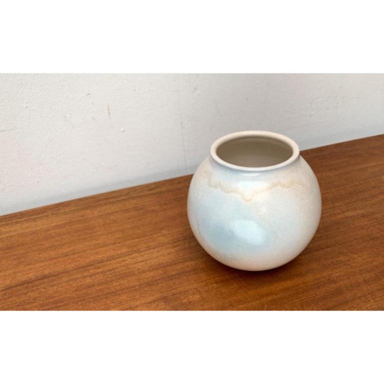 Jarrón alemán de mediados de siglo de Studio Pottery de Till Sudeck, años 60, en muy buen estado. Diseñado de 1960 a 1969 Esta pieza tiene una marca de atribución.

Más información:
Material: Cerámica
Color: Azul
Estilos: Moderno de mediados de