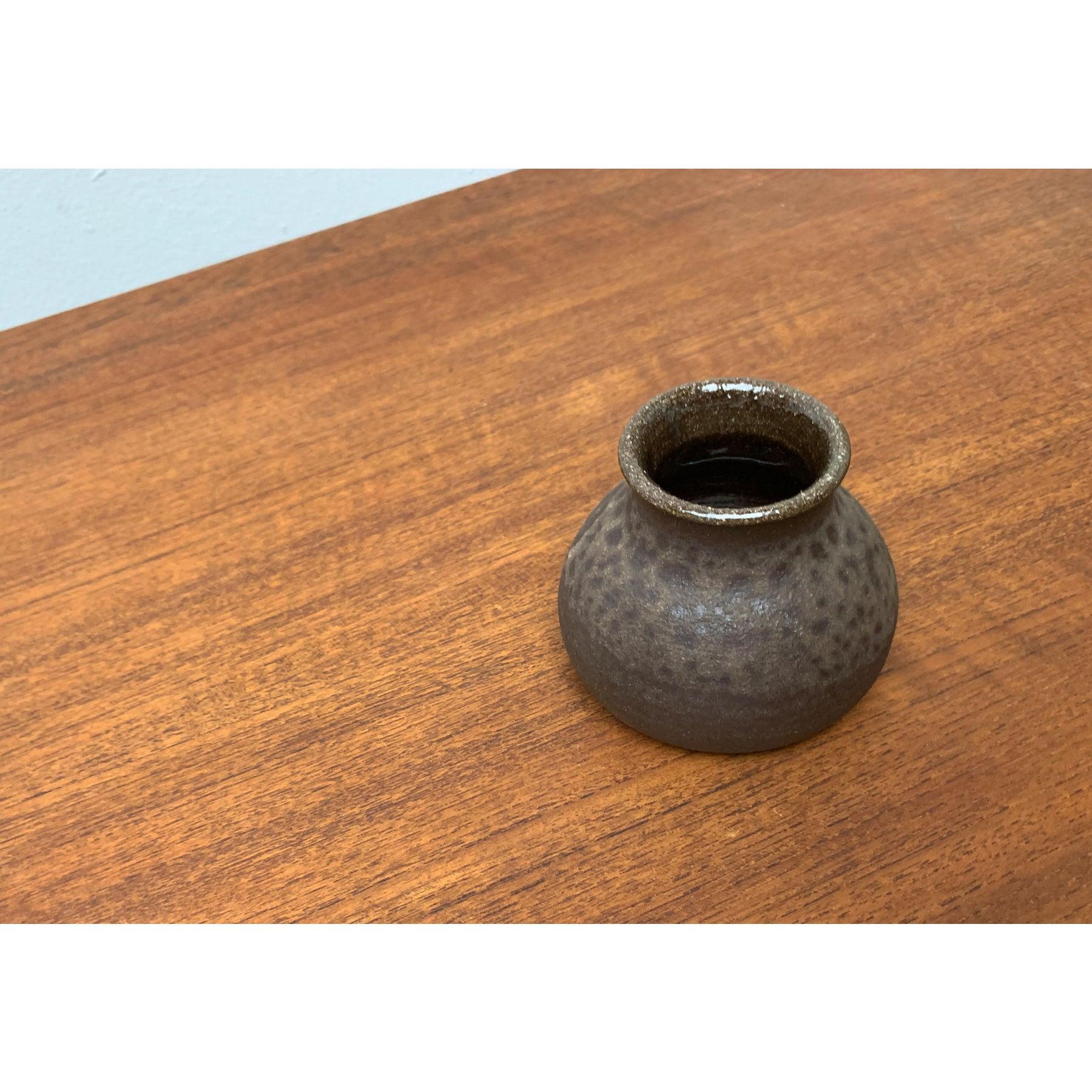 Vaso di Studio Pottery tedesco di metà secolo da TM, anni '60, in ottime condizioni. Progettato dal 1960 al 1969.

Informazioni aggiuntive:
Materiali: Ceramica
Stile: Medioevo Moderno
Paese di origine: Germania
Colore: marrone
Tipo di articolo: