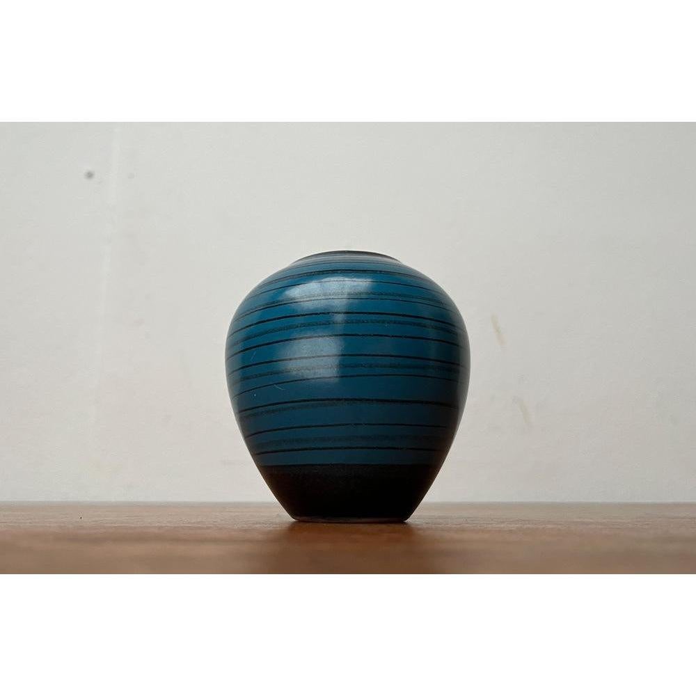 Vaso di Studio Pottery tedesco di metà secolo di Wächtersbach, anni '60, in ottime condizioni. Progettato tra il 1960 e il 1969 Questo pezzo ha un marchio di attribuzione.

Informazioni aggiuntive:
Materiali: Ceramica
Colore: nero
Stili: Medioevo