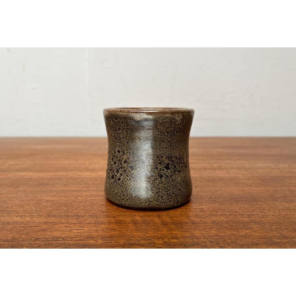 Mid-Century German Studio Pottery Vase oder Becher von Anke Rasche-Suhr, 1960er Jahre, in sehr gutem Zustand. Entworfen 1960 bis 1969 Dieses Stück hat eine Zuordnungsmarke.

Zusätzliche Informationen:
MATERIALIEN: Keramik
Farbe: Braun
Stile: Moderne
