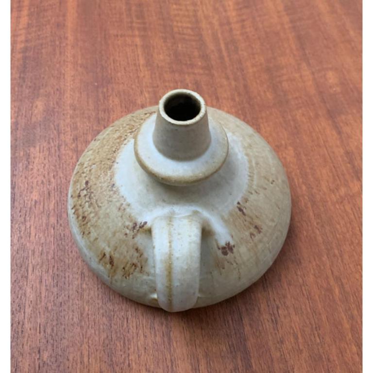 Vaso di Studio Pottery tedesco di metà secolo di Rudi Stahl, anni '60, in ottime condizioni. Disegnato dal 1970 al 1979 Questo pezzo ha un marchio di attribuzione.

Informazioni aggiuntive:
Materiali: Ceramica
Paese di origine: Germania
Colore: