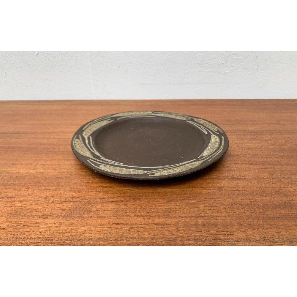 Piatto da parete in Studio Pottery tedesco di metà secolo di Heinz Theo Dietz, anni '60, in ottime condizioni. Progettato tra il 1960 e il 1969 Questo pezzo ha un marchio di attribuzione.

Informazioni aggiuntive:
Materiali: Ceramica
Colore: